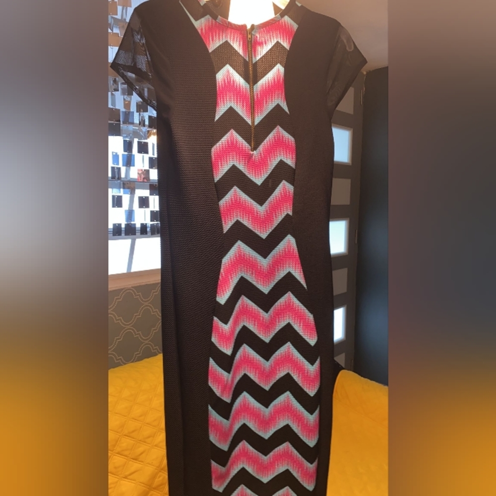 Traje precioso.  Queda ajustado, ideal para actividad formal.